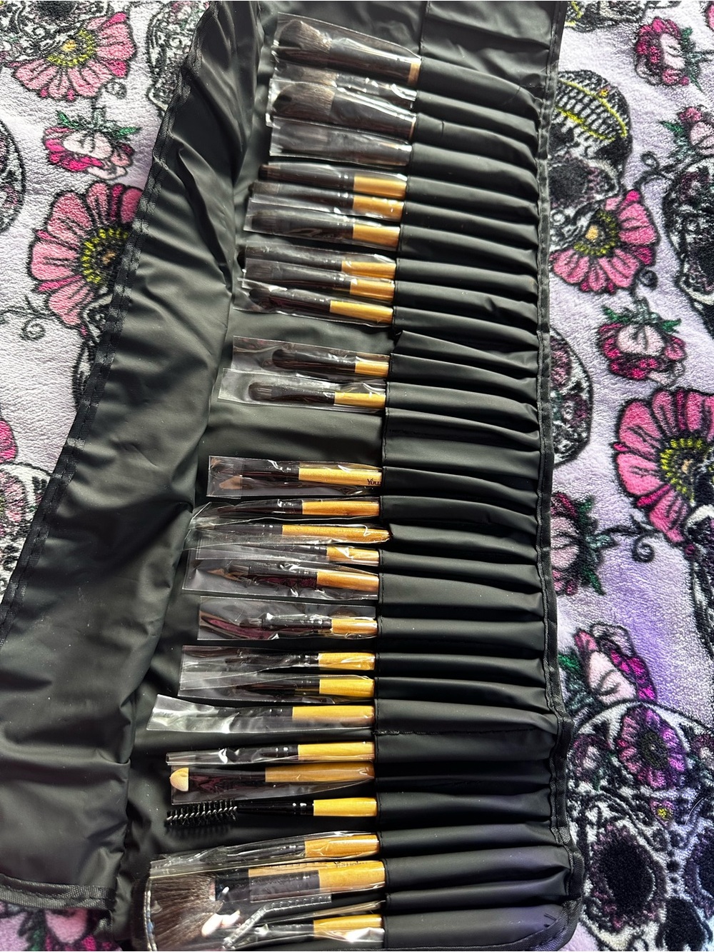 Professional 20-Piece Women Makeup Brush Set in Black and Gold